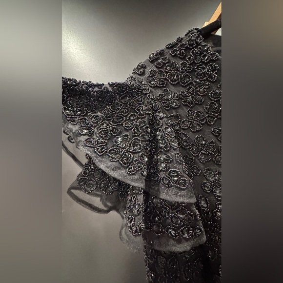 MAC DUGGAL
Black Hand Beaded Flounce Sleeve Midi Dress - Picture 8 of 10